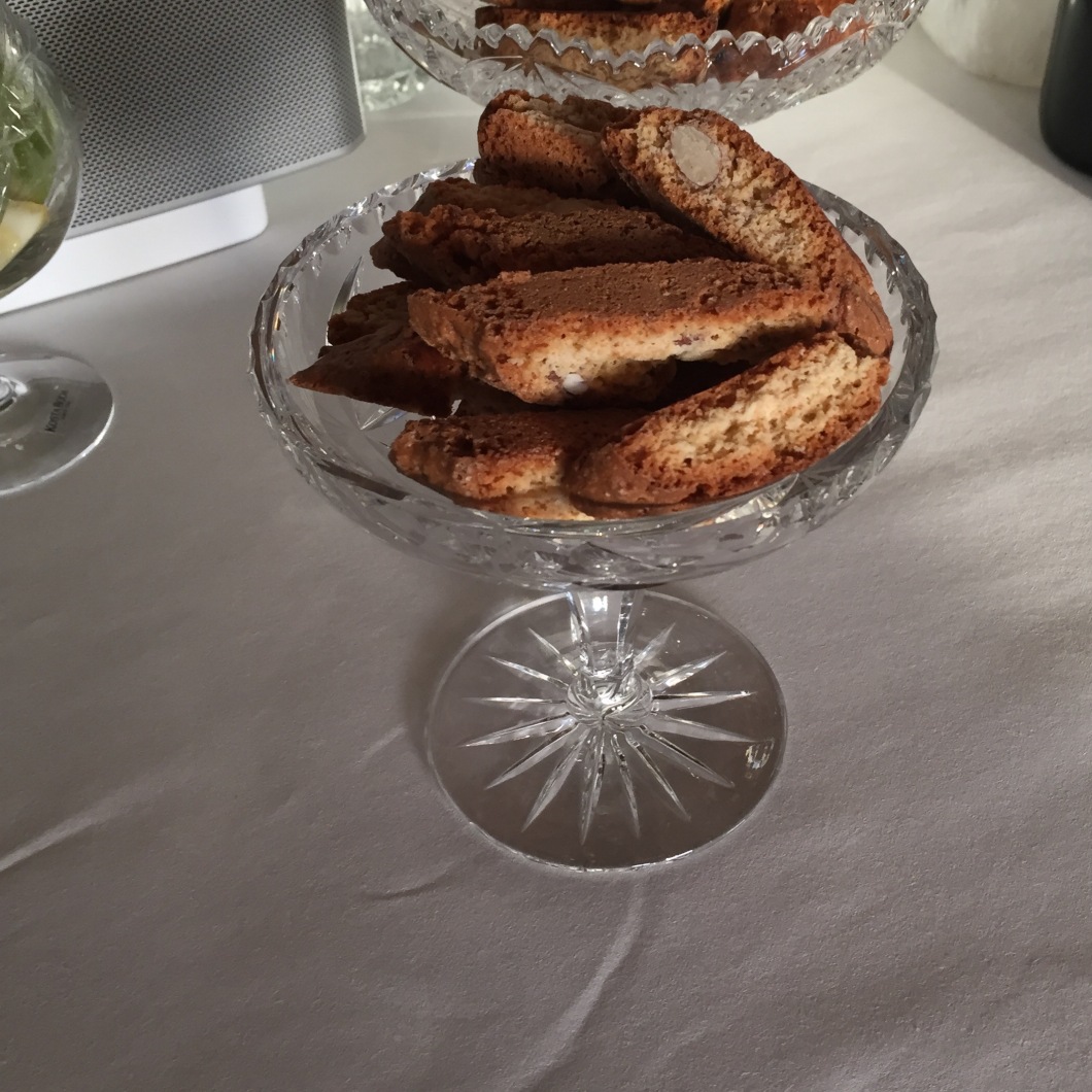 Biscotti, harde, tørre mandelkjeks bløtes i Vin Santo og nytes etter måltidet